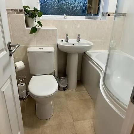 The Cozy Stay, Sleeps 6 , 2 Large Parking Spaces, Private Garden Walking Distance To Cardiff Bay And City Centre Pets Welcome Exterior photo