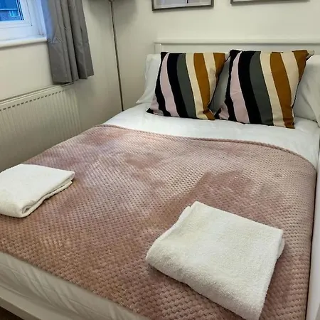 The Cozy Stay, Sleeps 6 , 2 Large Parking Spaces, Private Garden Walking Distance To Cardiff Bay And City Centre Pets Welcome Exterior photo