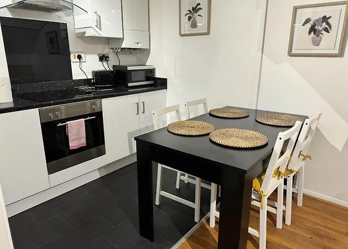 The Cozy Stay, Sleeps 6 , 2 Large Parking Spaces, Private Garden Walking Distance To Cardiff Bay And City Centre Pets Welcome