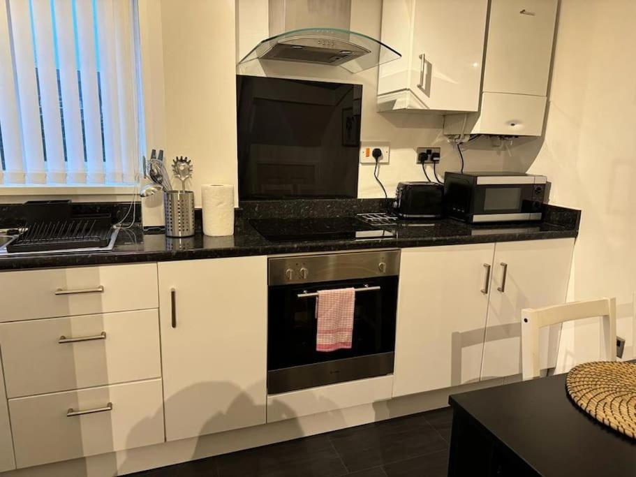 The Cozy Stay, Sleeps 6 , 2 Large Parking Spaces, Private Garden Walking Distance To Bay And Centre Pets Welcome Cardiff