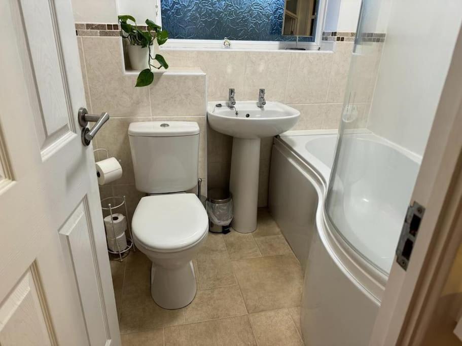 The Cozy Stay, Sleeps 6 , 2 Large Parking Spaces, Private Garden Walking Distance To Bay And Centre Pets Welcome Apartment
