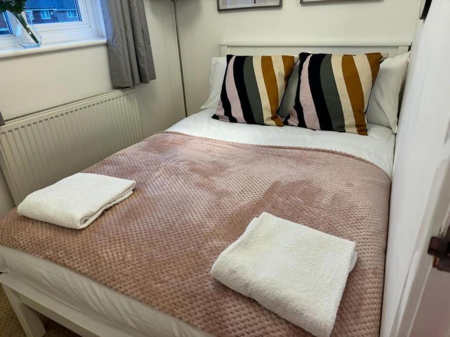 The Cozy Stay, Sleeps 6 , 2 Large Parking Spaces, Private Garden Walking Distance To Bay And Centre Pets Welcome *