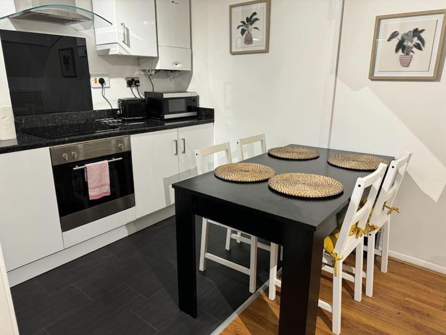 The Cozy Stay, Sleeps 6 , 2 Large Parking Spaces, Private Garden Walking Distance To Bay And Centre Pets Welcome